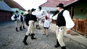 Tradiţie în a doua zi de Paşte în Oltenia: Băieţii stropesc fetele cu parfum, să le meargă bine. Ce primesc în schimb