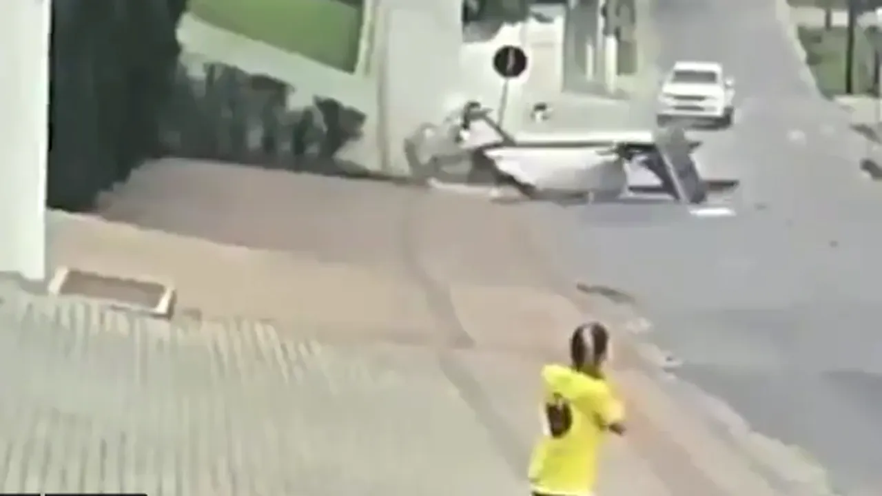 VIDEO Momentul terifiant în care un avion de mici dimensiuni se prăbuşeşte pe o stradă circulată din Brazilia