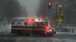 Trei persoane de la o bază militară din Virginia au fost spitalizate după deschiderea unei scrisori ce conţinea o substanţă suspectă