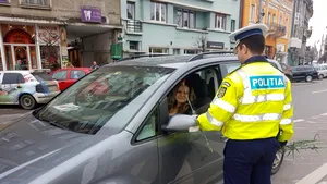 FOTO Poliţiştii din Mureş şi Sibiu le-au oferit flori şoferiţelor oprite în trafic, de 8 Martie 