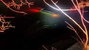 Mașină ajunsă în apă pe Splaiul Unirii – Glina. Șoferul a scăpat nevătămat