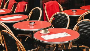 O carte pe zi: „Dimineţi la Café Rostand” de Ismail Kadare