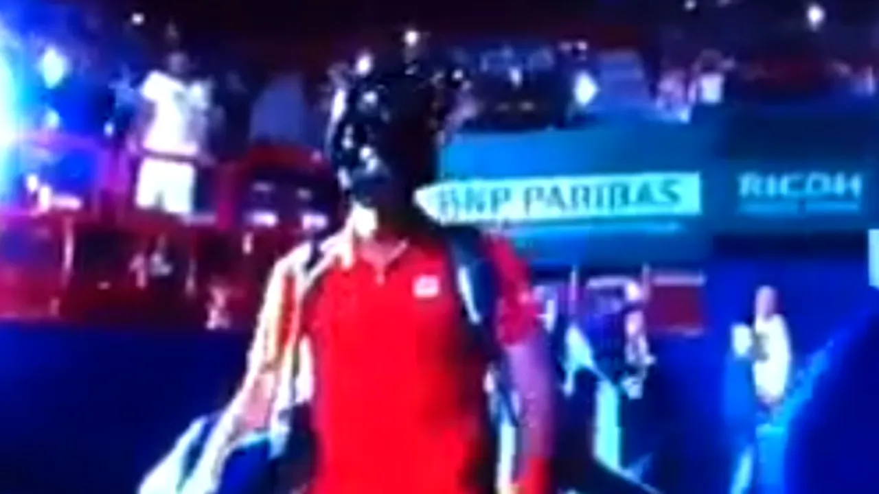 Novak Djokovici a intrat pe teren la Paris-Bercy mascat în Darth Vader