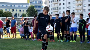 Meci caritabil pentru copii abandonaţi, cu foşti jucători ai echipei naţionale, pe Stadionul ”Cetate” din Alba Iulia - GALERIE FOTO