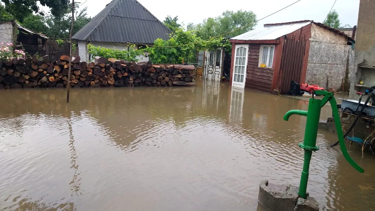 VIDEO Viitură istorică pe râul Timiş. Un dig s-a rupt în aval de localitatea Lugoj