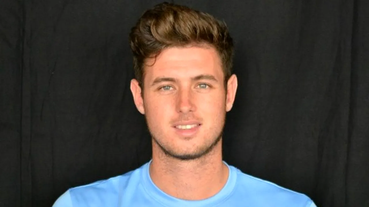 Un fotbalist a refuzat să poarte mască în timpul unui zbor şi şi-a dat pantalonii jos, în semn de protest. Acum riscă 20 de ani de închisoare 