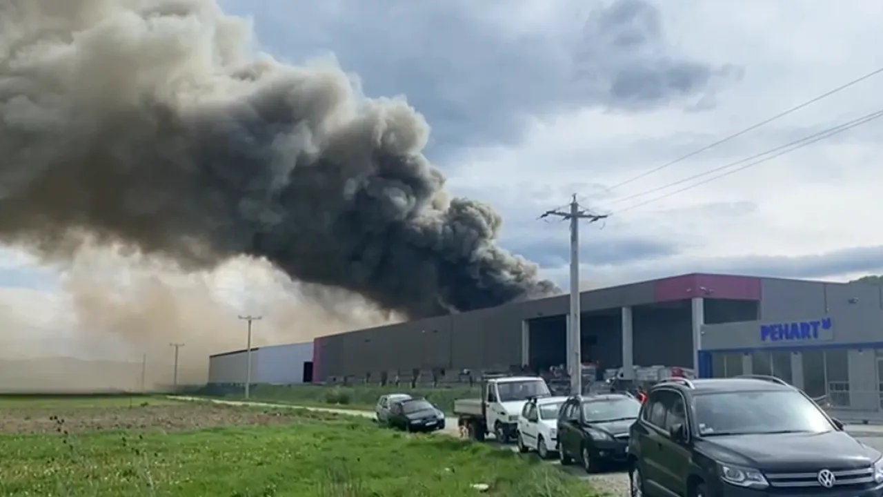 Incendiu într-o hală de mase plastice din Craiova. Fumul dens acoperă DN 6