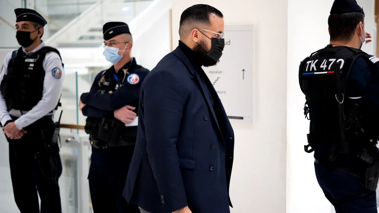 Fosta gardă de corp a preşedintelui Emmanuel Macron a fost condamnată la închisoare pentru agresiune. Alexandre Benalla a bătut cu sălbăticie un protestatar