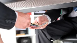 Mediul de afaceri nu simte că o mare problemă a României s-a ameliorat în ultimii opt ani. Indicele de percepţie a corupţiei, similar cu cel din 2012