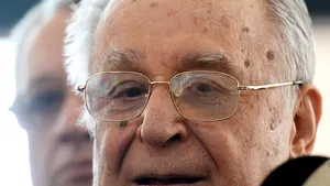 Prima reacţie a lui Ion Iliescu, după ce Gelu Voican Voiculescu a fost lovit în cap, în Piaţa Universităţii: „Nici după trei decenii reconcilierea nu e posibilă”