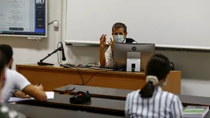 Adio, cursuri online. Studenţii de la o mare Universitate din România vor reveni fizic în amfiteatre