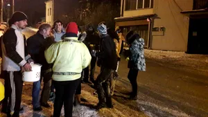 GALERIE FOTO, VIDEO Oamenii străzii au primit ceai cald şi hrană de la copii instituţionalizaţi şi voluntari