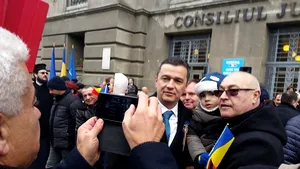 Timişorenii s-au fotografiat de Ziua Naţională cu fostul premier Sorin Grindeanu / Mesajul fostului premier către români