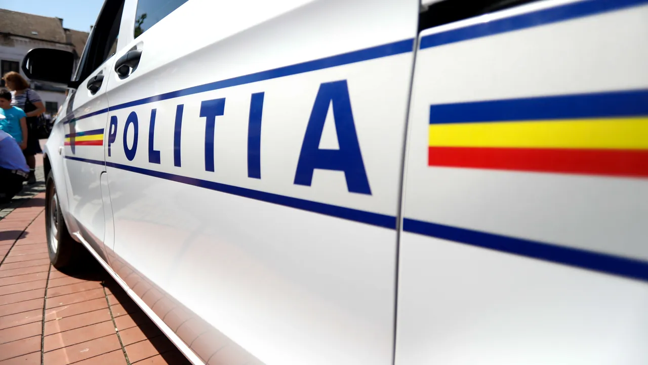 Maşină de poliţie, cu semnalele luminoase în funcţiune, implicată într-un accident în Constanţa