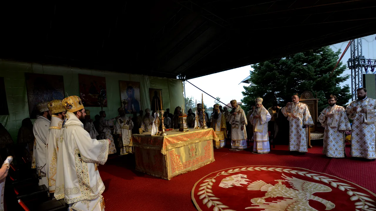 Noul Episcop de Huşi a fost întronizat duminică în prezenţa IPS Teofan. Mii de persoane au participat la ceremonie | FOTO, VIDEO