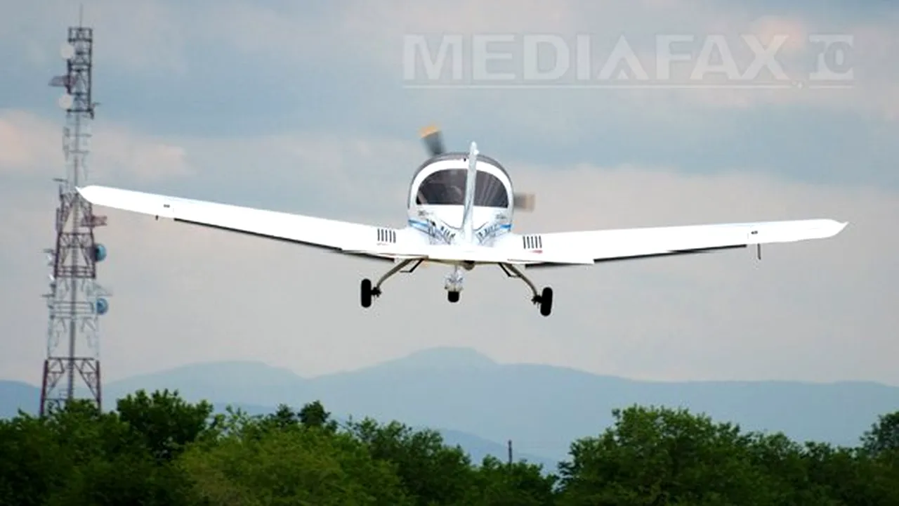 Un avion de mici dimensiuni a aterizat forţat. Pilotul a fost dus la spital
