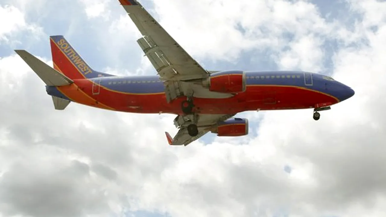 570 de avioane Boeing 737 vor fi inspectate, după ce un avion de acest tip a aterizat de urgenţă în Arizona cu o gaură în fuzelaj