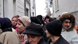 Cluj: Peste o sută de persoane, la coadă pentru a primi ajutoare alimentare rămase nedistribuite
