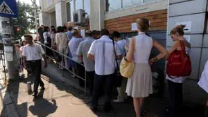 Cozi la Casa de Pensii. Zeci de oameni s-au înghesuit, apoi s-au certat cu paznicii