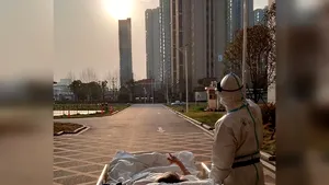 Gest de omenie în timpul pandemiei: Un medic a ajutat un pacient de 87 de ani să vadă răsăritul 