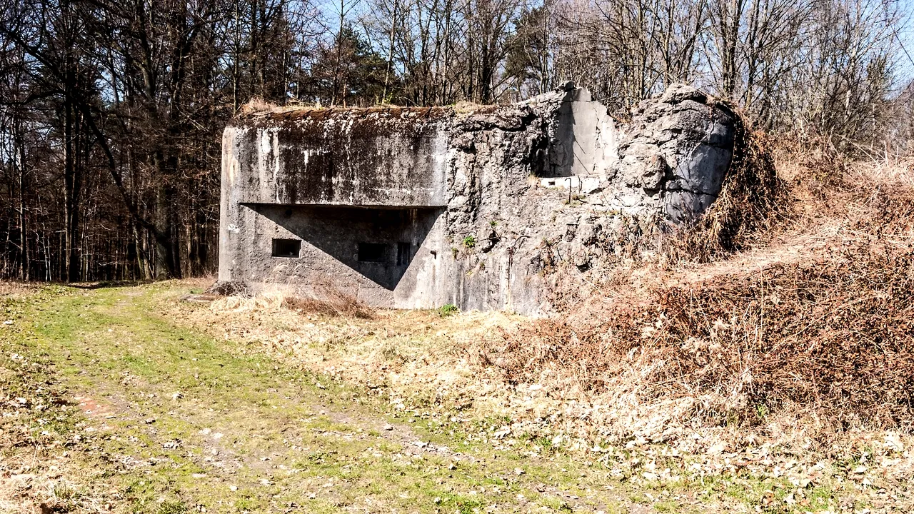 Moarte misterioasă: O cercetătoare din SUA a fost găsită fără suflare într-un buncăr nazist din Grecia | FOTO