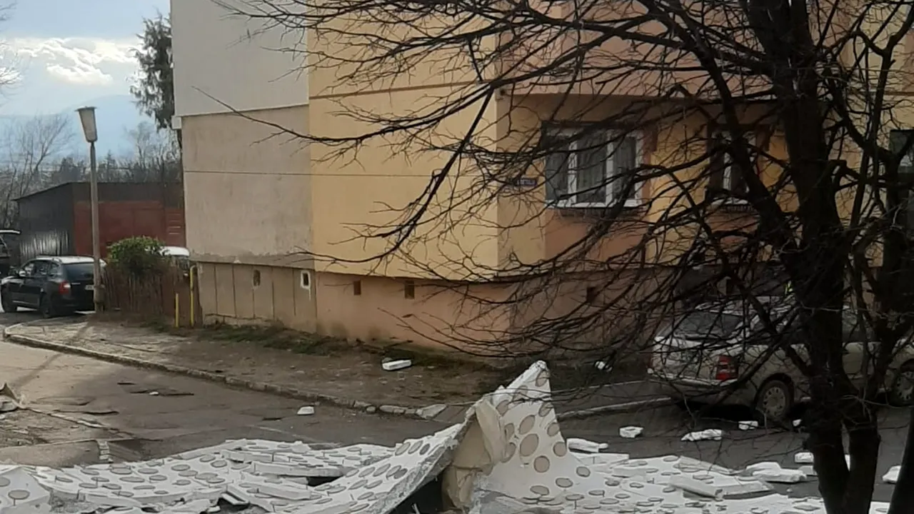 Nu e de glumă cu avertizările METEO: Termoizolaţie smulsă de pe bloc de vântul puternic, în Sibiu. FOTO