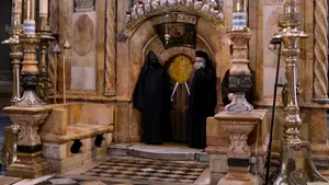 VIDEO A fost luată Lumina de la Sfântul Mormânt. Ceremonie în condiţii de securitate în timpul pandemiei de coronavirsus