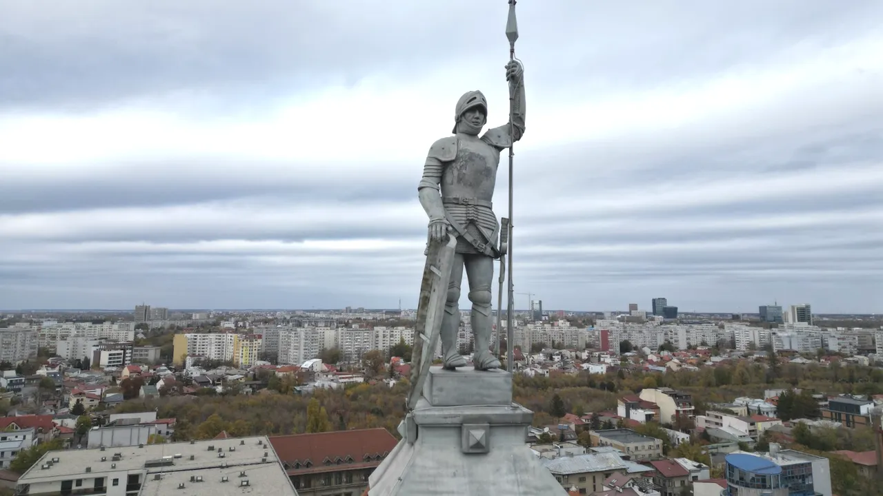 Scutul Sfântului Dimitrie, la un pas să cadă de la 55 de metri înălţime