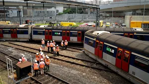 Tren deraiat în Hong Kong: Mai mulţi oameni au fost răniţi/ FOTO, VIDEO