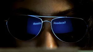 STUDIU: Persoanele populare pe Facebook sunt, de fapt, nefericite şi introvertite