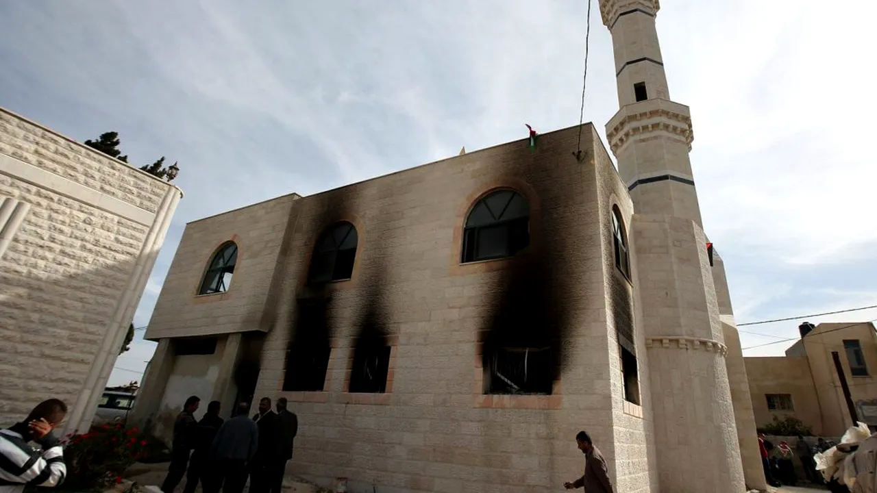 Coloniștii israelieni au incendiat moschei și culturi agricole în Cisiordania. „Au venit de peste tot”, spun localnicii