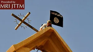 Campanie a Statului Islamic împotriva creştinismului: Biserici şi icoane, distruse, cruci înlocuite cu steagul SI. Reacţia Vaticanului - FOTO, VIDEO