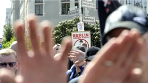 Confruntări între poliţişti şi manifestanţi antinazişti la Hamburg, soldate cu răniţi