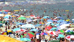 Turiştii români au cheltuit în această vară circa 320 milioane euro pe litoral