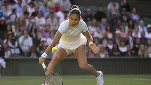 Emma Răducanu nu se regăseşte după ce a câştigat US Open. Favorita publicului a fost învinsă categoric la Wimbledon
