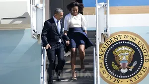 Fusta lui Michelle Obama, luată de vânt. Preşedintele SUA a salvat-o pe soţia sa dintr-o situaţie jenantă - FOTO, VIDEO