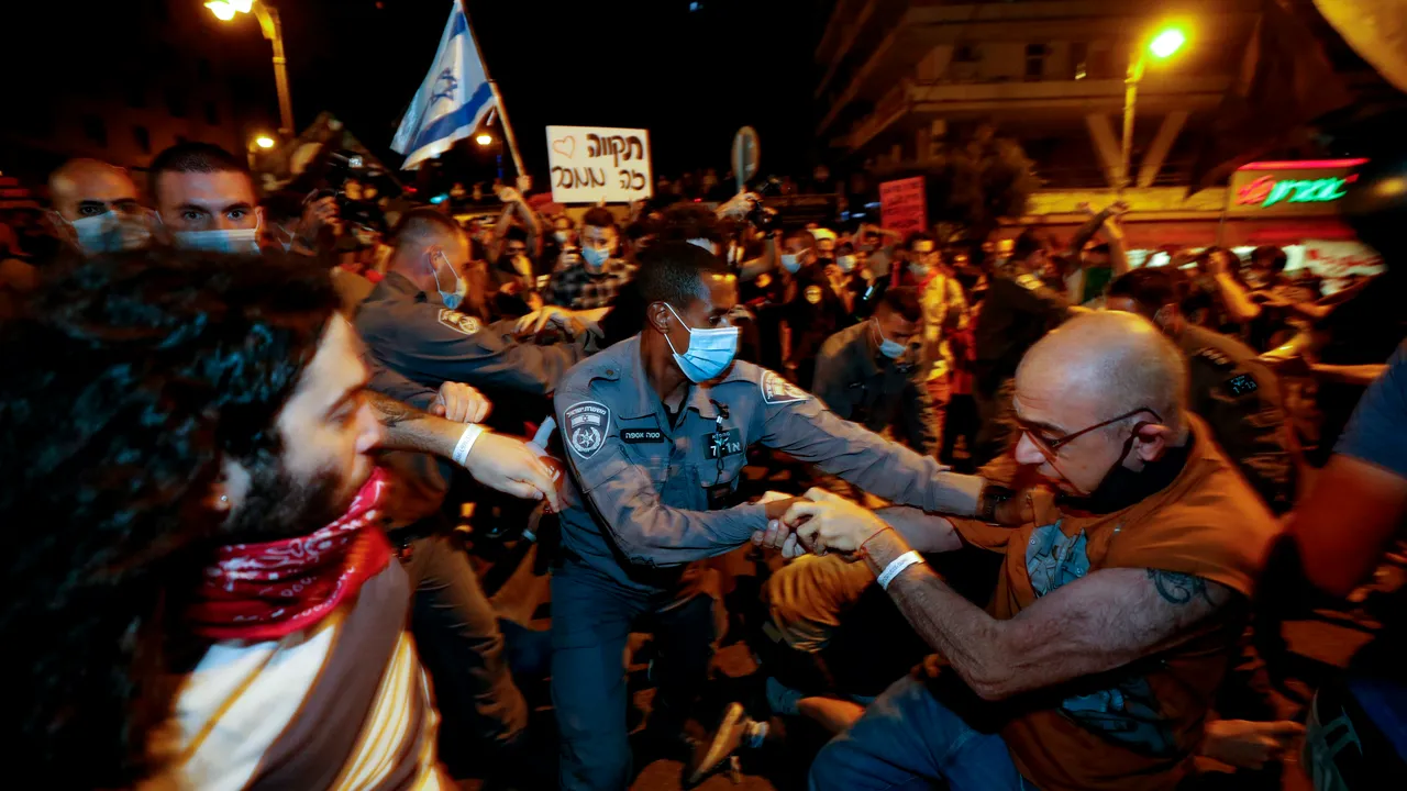 Israelienii cer demisia lui Netanyahu. Mii de protestatari s-au adunat în faţa casei sale