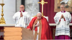 Papa Francisc conduce slujba de rămas bun a fostului Papă Benedict al XVI-lea