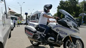 Un poliţist pe motocicletă a accidentat un pieton