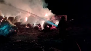 Iași: Pompierii au intervenit timp de nouă ore pentru stingerea unui incendiu. 40 de tone de furaje au ars