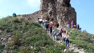 Ruinele Cetăţii Şiria, vizitate de sute de turişti după ce a fost deschis un drum pentru maşini - FOTO, VIDEO