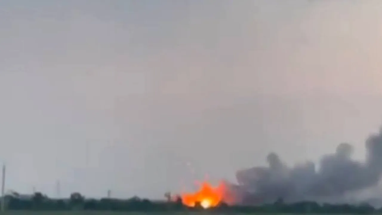 Incendiu la o bază militară din Crimeea: 2.000 de persoane evacuate, o autostradă a fost închisă