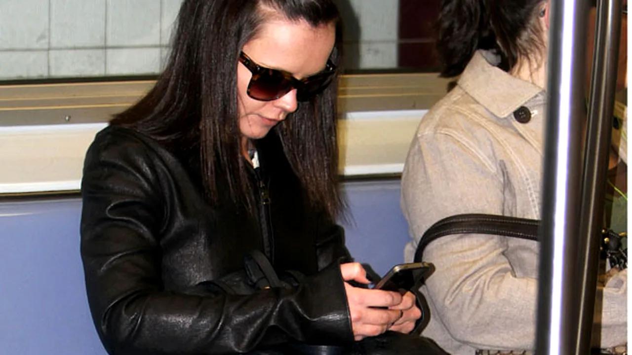 Christina Ricci, surprinsă mergând cu metroul la New York - FOTO