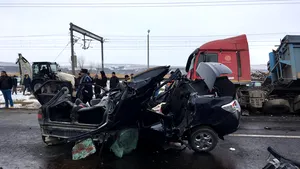 FOTO Comandantul Bazei aeriene 86 Feteşti, implicat într-un accident de maşină pe drumul dintre Murfatlar şi Cernavodă. Două persoane au murit