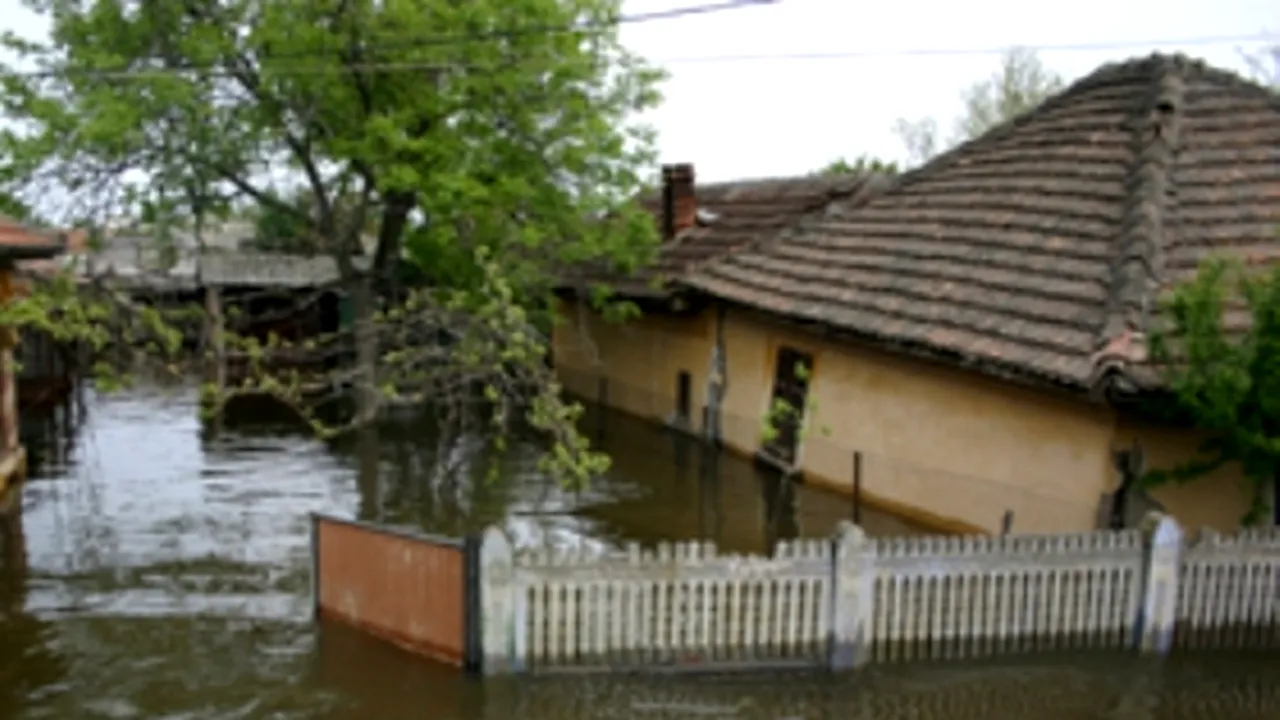 Aproape două mii de gospodării, inundate în judeţul Suceava