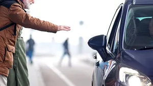 Un bărbat din Teleorman a fost surprins în timp ce ducea bătrâni la urne cu maşina personală