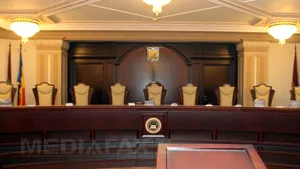 Curtea Constituţională dezbate miercuri două sesizări privind Legea votului prin corespondenţă