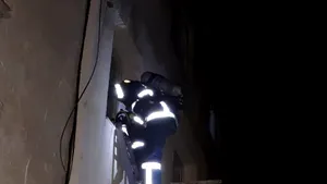 Incendiu într-un bloc din Tulcea, cu degajare mare de fum/ Un bărbat de 41 de ani a fost dus la spital