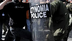 Confruntări între tineri şi poliţişti la Atena - GALERIE FOTO