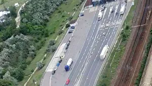 VIDEO | Românii se pregătesc pentru un weekend la mare şi la munte. Drumuri aglomerate şi coloane de maşini 